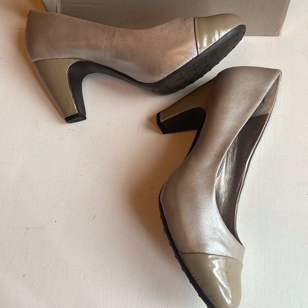 Easy Spirit 9 Wide Taupe Anti-Gravity 3” Heels - Picture 2 of 12